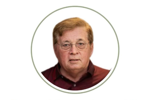 A missa de sétimo dia do Prof. Raimundo Porfírio será realizada na sexta-feira, às 19h (Foto: Acervo familiar) Imagem: foto do prof Raimundo, um senho de pele branca, cabelos claros e que usa óculos de grau redondos em armação clara
