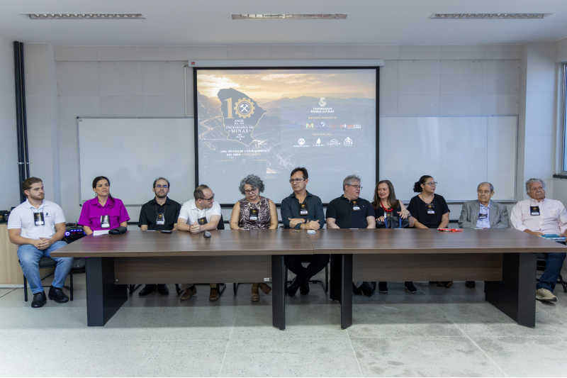 Durante a mesa de abertura do evento, foram relembradas histórias dos desafios vividos para a implantação do curso de Engenharia de Minas (Foto: Guilherme Silva/UFC) Imagem: integrantes da mesa de abertura do evento de comemoração pelos dez anos do curso de Engenharia de Minas da UFC