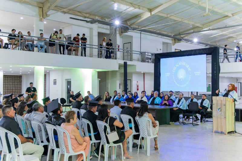 Comunidade acadêmica do Campus de Crateús acompanhou a solenidade de colação de grau dos concluintes de 2026.1 (Foto: Guilherme Silva/UFC) Imagem: Colação de grau da UFC em Crateús, realizada em um espaço interno. Formandos, familiares e professores acompanham a cerimônia, marcada pela solenidade e celebração da conclusão da graduação.