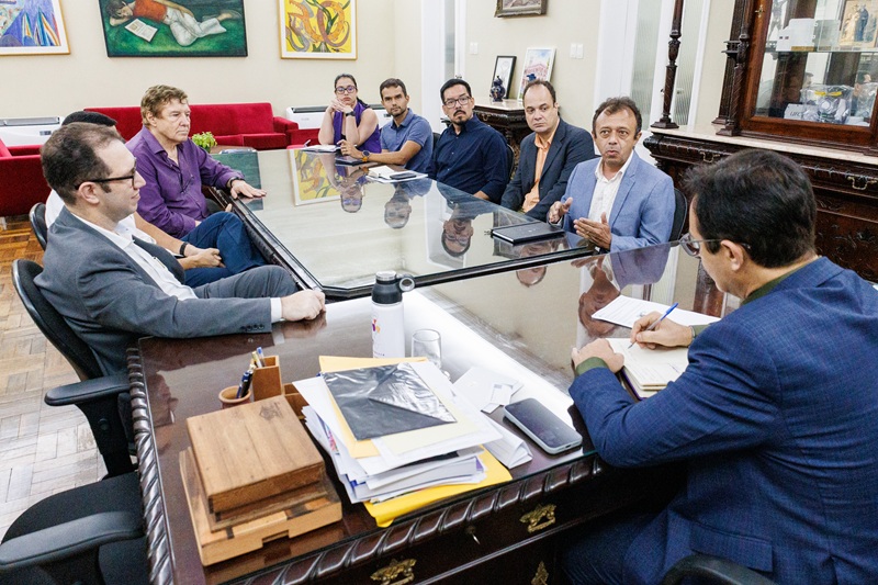 A reunião ocorreu no Gabinete da Reitoria da UFC para discussão de convênios no âmbito de Pesquisa e Desenvolvimento (Foto: Ribamar Neto/UFC) Fotografia de gestores da UFC e da Cegás em torno de uma mesa de reuniões (Foto: Ribamar Neto/UFC)