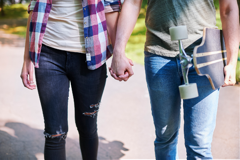 Segundo dados da Organização das Nações Unidas (ONU), quase um quarto das jovens entre 15 e 19 anos - totalizando 19 milhões de pessoas no mundo - envolvidas em um relacionamento, irão sofrer violência física e sexual do parceiro íntimo antes dos 20 anos (Foto: Magnific) Imagem: jovens caminham de mãos dadas