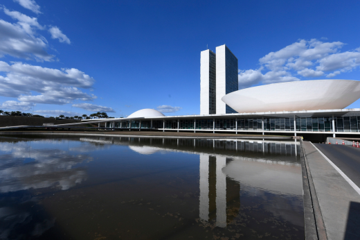 A ideia do jogo é estimular o contato dos jovens com conteúdos relacionados às instituições brasileiras (Foto: Jefferson Rudy/Agência Senado) Fachada do Congresso Nacional, num dia de céu azul e poucas nuvens