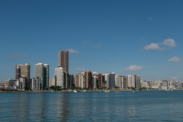 Fotografia da orla de Fortaleza, vista pelo mar (Foto: Viktor Braga/UFC)