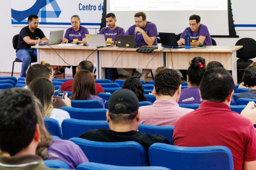 Última plenária deliberativa foi realizada no dia 30 de junho de 2026 (Foto: Ribamar Neto/UFC) Delegados da Estatuinte sentados no auditório olhando para as pesssoas da comissão organizadora, que estavam posicionadas na mesa da última plenária, realizada no dia 30 de junho de 2026