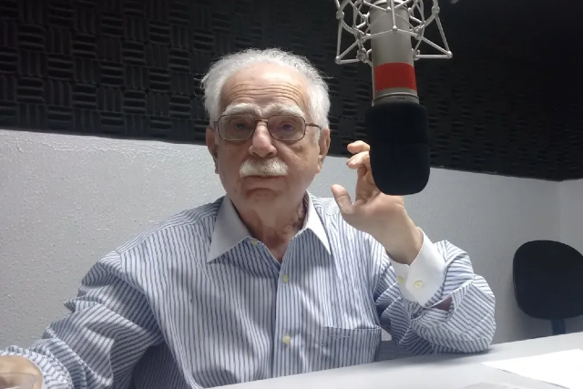 Na UFC, exerceu o magistério na Faculdade de Direito e também lecionou em áreas como Ciências Econômicas, Filosofia, Comunicação e Ciências Jurídicas (Imagem: Reprodução) Imagem: Cid Carvalho falando em microfone
