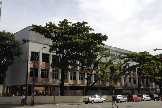 Um dos imóveis é o prédio do curso de Jornalismo, localizado na Avenida da Universidade (Foto: Júnior Panela/UFC) Foto da fachada do prédio do curso de jornalismo, na avenida da Universidade