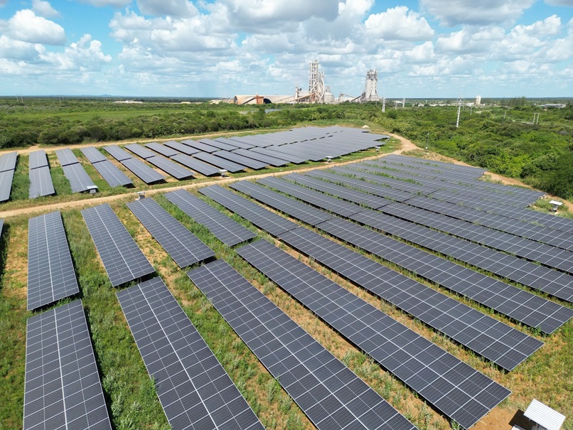 A programação aborda práticas de sustentabilidade ambiental, responsabilidade social e governança corporativa (Foto: Divulgação) Imagem de várias placas solares reunidas em um campo gramado