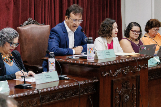 A Cátedra Maria da Penha, aprovada no Cepe, será lançada na próxima segunda-feira (17), às 15h, no auditório da Reitoria (Foto: Ribamar Neto/UFC) Mesa principal do Cepe, com foco no reitor Custódio Almeida e na vice-reitora Diana Azevedo
