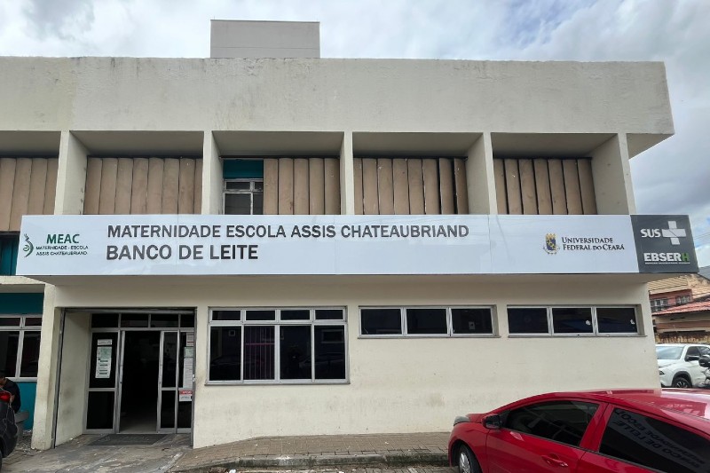 Atividades da campanha são voltadas às pessoas atendidas pela Meac e aos profissionais de saúde do CH-UFC (Foto: Unidade de Comunicação CH-UFC) Imagem: Fachada do Banco de Leite da Maternidade-Escola Assis Chateaubriand (MEAC-UFC), com identificação da unidade, logomarcas institucionais, portas de acesso e janelas do prédio.