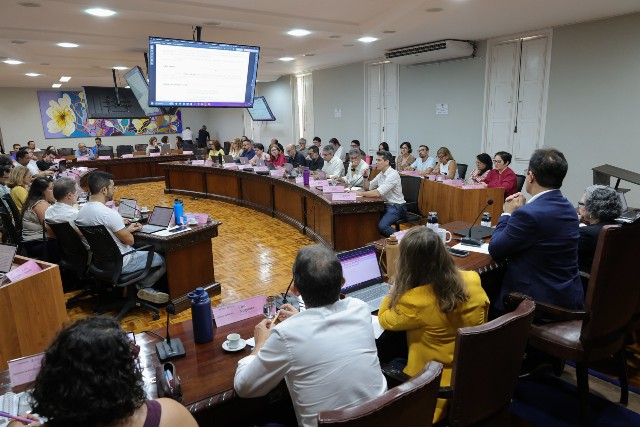 Consuni decidiu que a atual CPPAD passa a se chamar Coordenadoria Geral de Processo Administrativo Disciplinar (Foto: Victor Braga/UFC) Imagem: Reunião em sala ampla, com dezenas de pessoas sentadas ao redor de mesas em formato circular, usando notebooks, enquanto acompanham apresentações em grandes telas (Foto: Victor Braga/Secom)