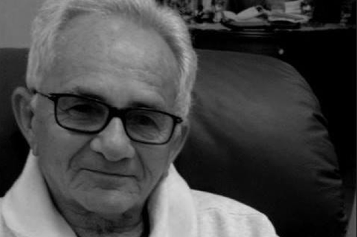 Godofredo Pereira foi redator, chefe de reportagem e diretor de Produção da TV Ceará (TVC). Imagem: Homem velho com blusa branca e óculos de armação preta, cabelo branco
