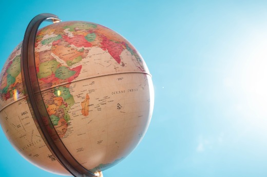 Imagem do globo terrestre em fundo azul Imagem: Imagem do globo terrestre em fundo azul