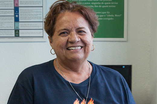 A jornalista Leonora Vale atuou como revisora de textos na Imprensa Universitária e na Editora da UFC por 42 anos (Foto: Viktor Braga) Imagem: A jornalista Leonora Vale atuou como revisora de textos na Imprensa Universitária e na Editora da UFC por 42 anos (Foto: Viktor Braga)