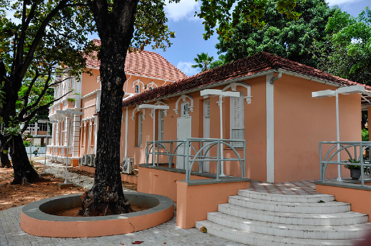 São ofertadas 130 vagas, distribuídas entre as Casas de Cultura Alemã, Britânica, Francesa, Hispânica, Italiana e Portuguesa, além do Curso de Libras (Foto: Rafael Cavalcante/UFC) Imagem: fachada da Casa de Cultura Estrangeira