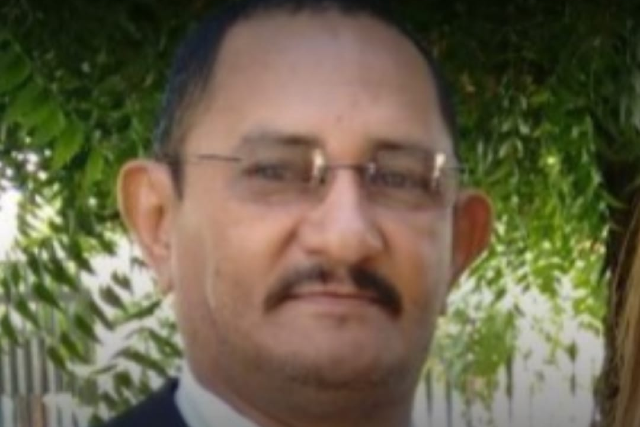 João Carlos Franklin, conhecido pelo apelido carinhoso de Caqui, atuou como professor por mais de 40 anos. Na UFC, era aluno do curso de Ciência da Computação desde 2023 (Foto: arquivo pessoal) Imagem: Homem negro, com cabelo curto e escuro, usando óculos de armação fina e bigode. Ele veste roupa social e está em ambiente externo, com árvores ao fundo. A expressão é neutra e o rosto aparece em close.