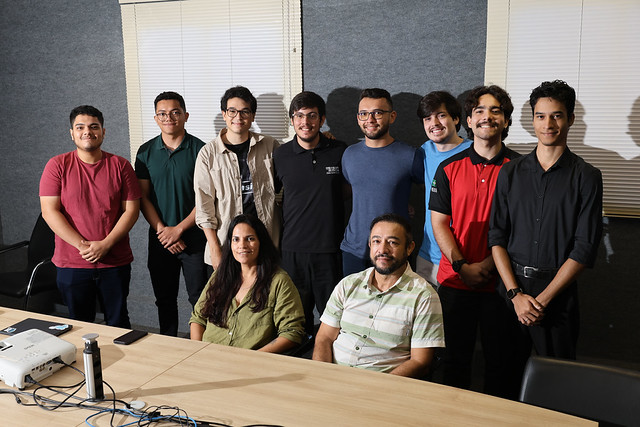 Imagem: desenvolvedores do nanosatélite posam para foto em volta de uma mesa