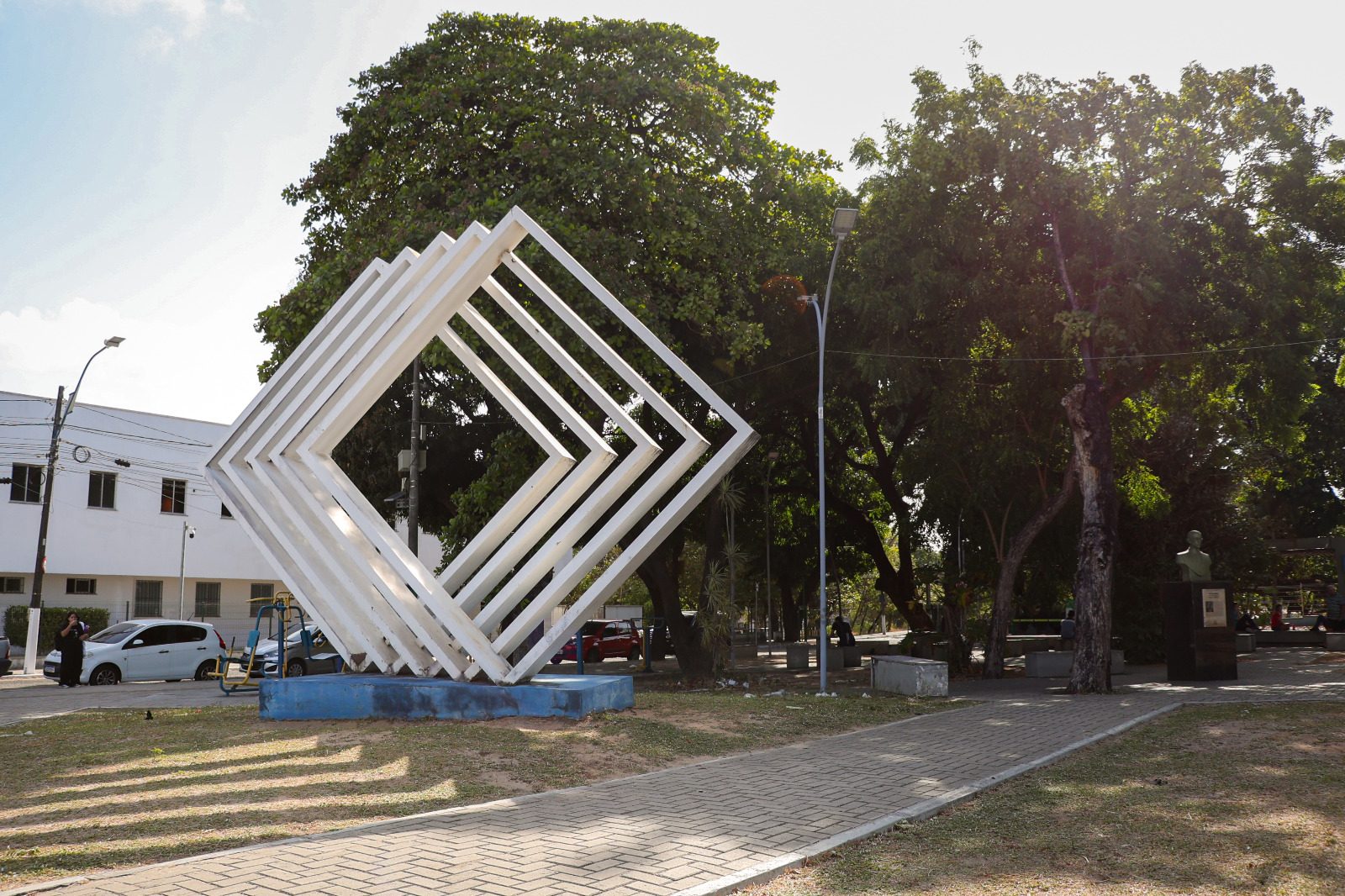 Rede elétrica do Campus do Pici da UFC terá desligamento programado na segunda quinzena de julho. (Crédito: Ribamar Neto/UFC) Imagem: Área externa do Campus do Pici da UFC, com obra de arte feitas de losangos na cor branca.