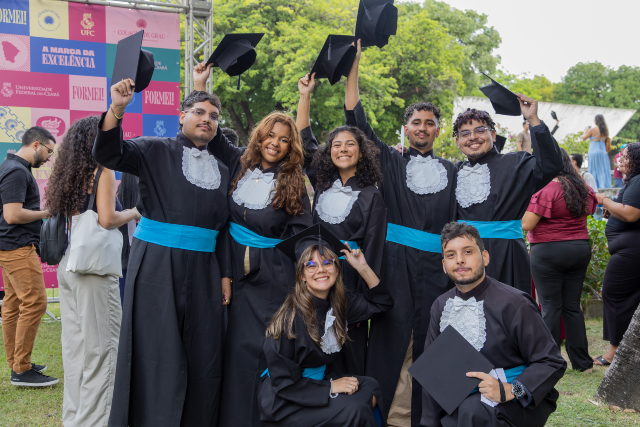 Ao todo, mais de 1400 estudantes participarão das solenidades que vão ocorrer na capital e no interior (Foto: Guilherme Silva/ Secom UFC) Imagem: Estudantes nos jardins da Reitoria da UFC com traje de beca durante cerimônia de Colação de Grau